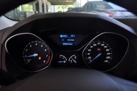 2012款福特福克斯三厢1.6L手自一体舒适型