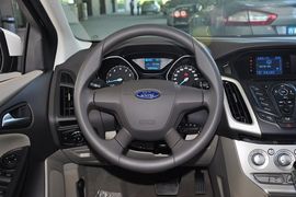 2012款福特福克斯三厢1.6L手自一体舒适型