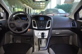 2012款福特福克斯三厢1.6L手自一体舒适型