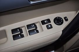 2013款起亚索兰托2.4L七座豪华版
