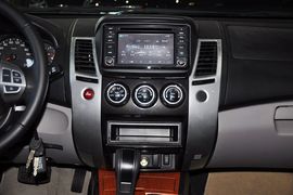 2012款三菱帕杰罗劲畅3.0L运动导航版到店实拍