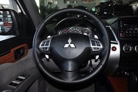 2012款三菱帕杰罗劲畅3.0L运动导航版到店实拍