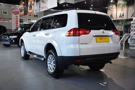 2012款三菱帕杰罗劲畅3.0L运动导航版到店实拍