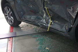 2012款菲亚特菲翔1.4T自动尊享版侧面碰撞图解