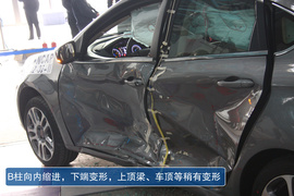 2012款菲亚特菲翔1.4T自动尊享版侧面碰撞图解