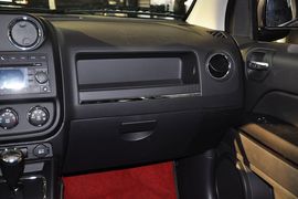 2013款Jeep指南者2.4L都市版