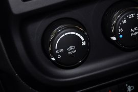2013款Jeep自由客2.4L豪华导航版