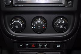 2013款Jeep自由客2.4L豪华导航版