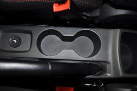 2012款长安悦翔三厢1.5L手动运动型到店实拍