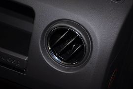 2013款Jeep指南者2.4L豪华版到店实拍