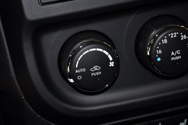 2013款Jeep指南者2.4L豪华版到店实拍
