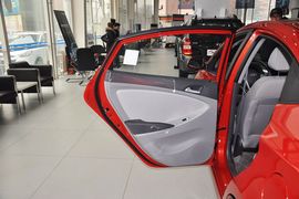 2010款现代瑞纳三厢1.4GS手动舒适型到店实拍