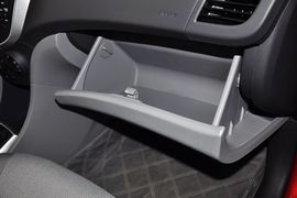 2010款现代瑞纳三厢1.4GS手动舒适型到店实拍