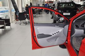 2010款现代瑞纳三厢1.4GS手动舒适型到店实拍