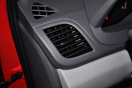 2010款现代瑞纳三厢1.4GS手动舒适型到店实拍