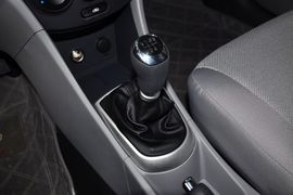2010款现代瑞纳三厢1.4GS手动舒适型到店实拍