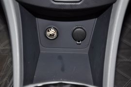 2010款现代瑞纳三厢1.4GS手动舒适型到店实拍