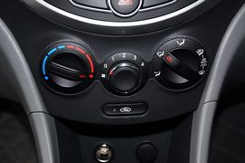 2010款现代瑞纳三厢1.4GS手动舒适型到店实拍