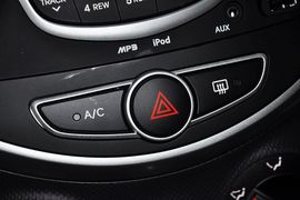2010款现代瑞纳三厢1.4GS手动舒适型到店实拍