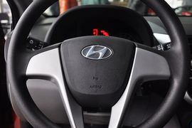 2010款现代瑞纳三厢1.4GS手动舒适型到店实拍