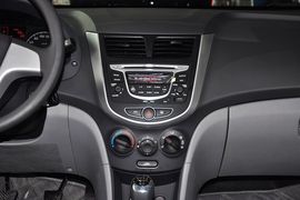 2010款现代瑞纳三厢1.4GS手动舒适型到店实拍