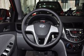 2010款现代瑞纳三厢1.4GS手动舒适型到店实拍