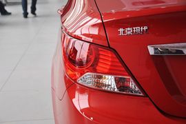 2010款现代瑞纳三厢1.4GS手动舒适型到店实拍