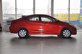 2010款现代瑞纳三厢1.4GS手动舒适型到店实拍