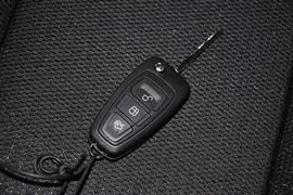 2012款福特福克斯两厢1.6L手自一体风尚型