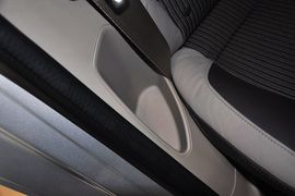 2012款福特福克斯两厢1.6L手自一体风尚型