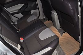 2012款福特福克斯两厢1.6L手自一体风尚型