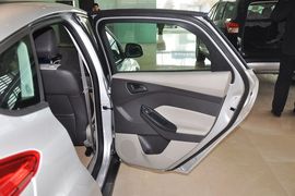 2012款福特福克斯两厢1.6L手自一体风尚型