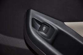 2012款福特福克斯两厢1.6L手自一体风尚型