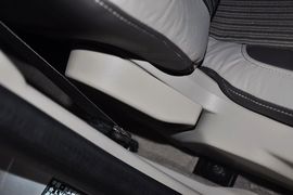 2012款福特福克斯两厢1.6L手自一体风尚型