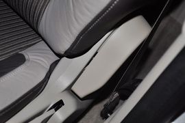 2012款福特福克斯两厢1.6L手自一体风尚型
