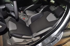 2012款福特福克斯两厢1.6L手自一体风尚型