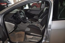 2012款福特福克斯两厢1.6L手自一体风尚型