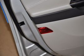 2012款福特福克斯两厢1.6L手自一体风尚型