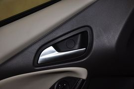 2012款福特福克斯两厢1.6L手自一体风尚型
