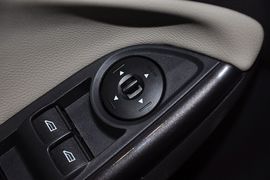 2012款福特福克斯两厢1.6L手自一体风尚型