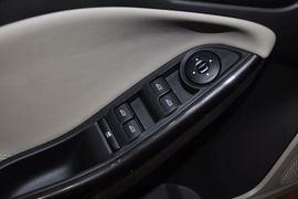2012款福特福克斯两厢1.6L手自一体风尚型