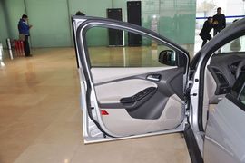 2012款福特福克斯两厢1.6L手自一体风尚型