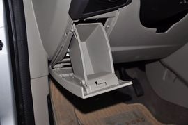 2012款福特福克斯两厢1.6L手自一体风尚型