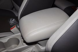2012款福特福克斯两厢1.6L手自一体风尚型