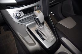 2012款福特福克斯两厢1.6L手自一体风尚型