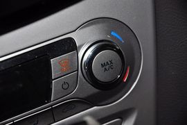 2012款福特福克斯两厢1.6L手自一体风尚型