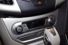 2012款福特福克斯两厢1.6L手自一体风尚型