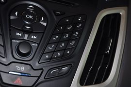 2012款福特福克斯两厢1.6L手自一体风尚型