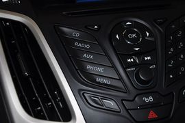 2012款福特福克斯两厢1.6L手自一体风尚型