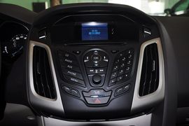 2012款福特福克斯两厢1.6L手自一体风尚型